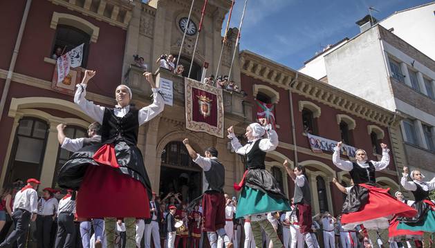 Viernes de Gigantes de 2018 con la ikurriña que originó el recurso colgada de la ventana a la derecha.