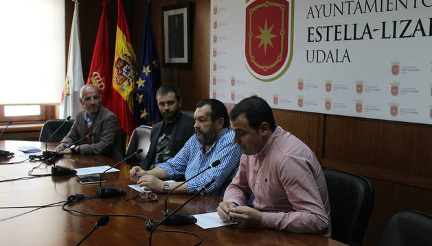 El comentarista Juan Mari Guajardo; el alcalde de Estella, Koldo Leoz; Miguel Ángel García Mitxelena, presidente del C.C. Estella; y Rubén Goñi, director del área de Deportes del Gobierno de Navarra; en la presentación del recorrido.