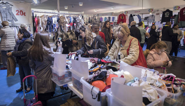 Los saldos de las prendas que ya están fuera de temporada son un atractivo para los compradores.