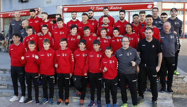 Los jugadores del equipo infantil, que disputa la Minicopa, posan junto a los de Osasuna Magna antes de salir hacia Valencia.
