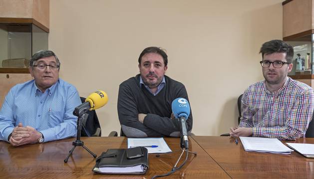 Imagen del candidato ( dcha.) en una rueda de prensa de Geroa Bai sobre el caso Oncineda.