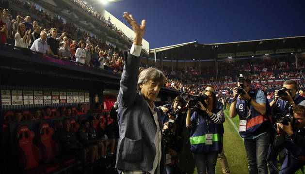 Enrique Martín Monreal saluda a la afición rojilla en su última visita a El Sadar el 12 de noviembre de 2017 cuando dirigía al Albacete.