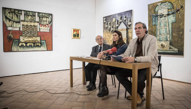 De izda a dcha: José Corredor-Matheos, Maitena Muruzábal y Alfredo Díaz de Cerio, rodeados de tres grandes obras del artista en las que el metal fue protagonista.