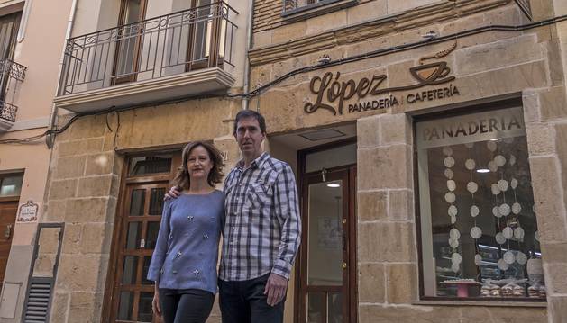 Raquel de Carlos Lanz y Javier López Barbarin, junto a Panadería López y a los dos números de Ruiz de Alda destinados a uso turístico.