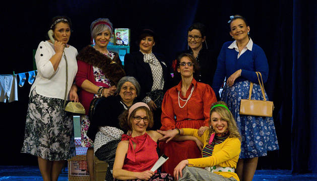 De izda a dcha, arriba: Elcira Beorlegui Górriz (Maite Pitón), Araceli Romero Roldán (Rosa Empero), Iosune Etxebeste Arretxea (Angelines), Eva García Martín (Sonsoles Bravo), Cristina Monente de Blas (Valentina Vereda); en el medio: Alexis Hidalgo Sarche (Catalina Pitón) y Leticia Sagüés Lacasa (Encarna Lozano); y abajo: Ana Ariño Plana (Paquita Guerín) y Ane Molina Irujo (Paquita Guerín), en el IES Plaza de la Cruz.