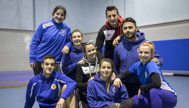De izda. a dcha., Iñaki Arbea (sentado), Itziar Rekalde (de pie), Elena Arbea (de rodillas), Aintzane Gorria (de rodillas), Miren Huarte (sentada), Atanas Dayliev (de pie), Ahmed Panev (de rodillas) y Elena Arraiza (agachada), en el gimnasio del Polideportivo Elizgibela.