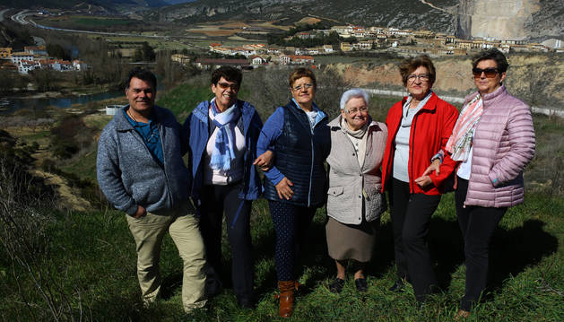 Con Liédena al fondo, desde la izquierda, Miguel Oliver Ruiz, Ana Esther González López, Anabel Latorre Beaumont, Magdalena Leoz Iroz, María Luisa Areso Artajo, y Puri Carlos Artajo.
