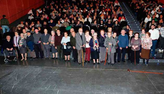 Vecinos entrevistados para la recuperación del patrimonio inmaterial de Ribaforada, de pie ante los asistentes a la presentación del proyecto.