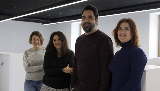 De izquierda a derecha, Arantxa Blanco, de Sportmadness; Marta Pachón, Administración y Gestión para Pymes y Micropymes; Carlos Cantabrana, Diseño Gráfico; y Edurne Almirantearena, de Klikabide.