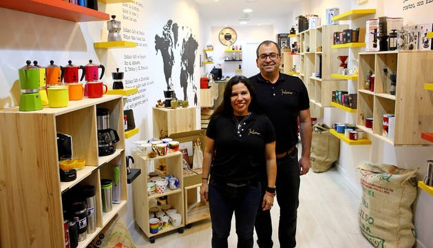 Foto de Roberto Montesinos y Joana Delgado en la tienda Indiano, que abrieron el pasado octubre en la calle Zapatería.