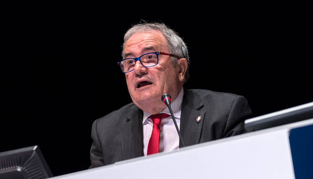 El presidente de Osasuna, Luis Sabalza, se dirige a la asamblea el pasado sábado en el Baluarte.