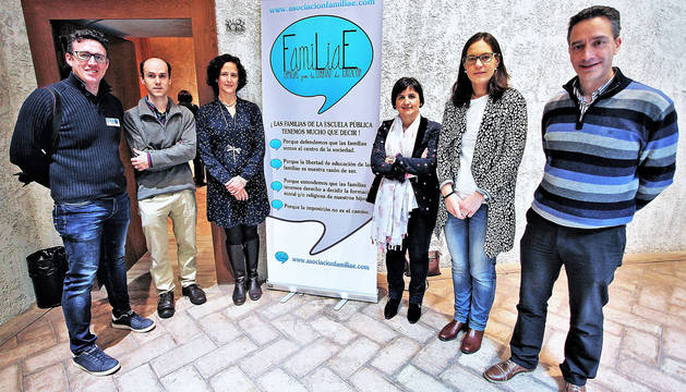 Javier Lucía, Ignacio del Villar (secretario, padre en C.P. Ermitagaña) Arancha Carrero (presidenta, madre en Lorenzo Goikoa), Laura Fernández (vocal, madre en el C.P. Peralta), María José Guindano (vocal, madre en el C.P. Urroz Villa) y Manolo Jiménez (vicepresidente, padre en el C.P. Peralta).