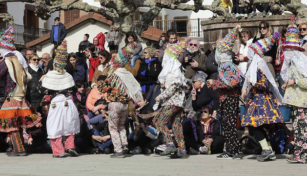 La hilera de 'txatxus', distinguidos por su vestuario de color, en pleno 'zortziko' en el frontón.