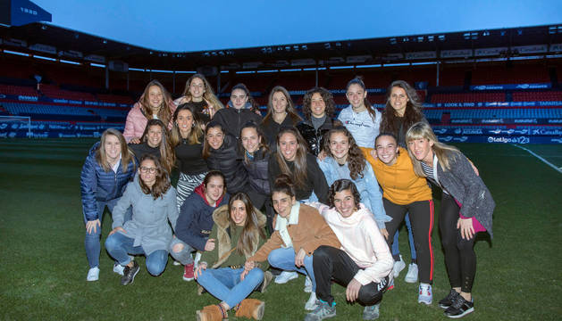 EL EQUIPO DEL ASCENSO, EN EL SADAR. De izda. a dcha., de pie: Jaione Larraiotz, Marian Pueyo, Nerea Salinas, Uxue Astráin, Lydia Ardanaz, Nerea Tellería y Mirian Rivas; agachadas, Vanessa Rodríguez, Nerea Valeriano, Lidia Alen, Yara Lacosta, Garazi Facila, Mai Garde, Patricia Zugasti, Sara Carrillo y Oihane Gil; en primera fila, Lorena Herrera, Maitane Zalba, María Celihueta, Josune Urdániz y Izaskun Leoz.