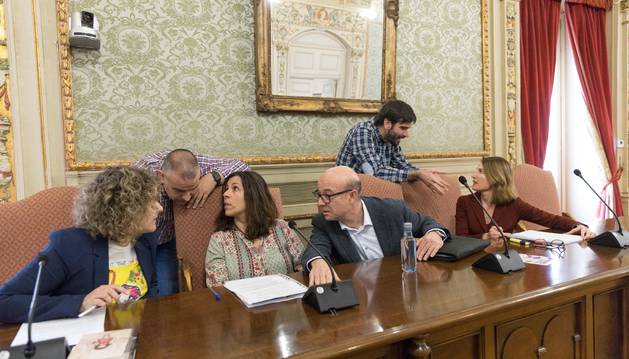 Foto de varios concejales de UPN y PP y el alcalde, Eneko Larrarte, hablan antes del pleno.
