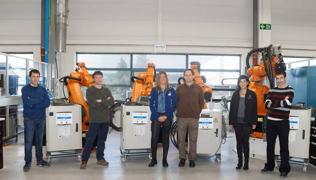 De izquierda a derecha, junto a los robots donados, Asier Gabilondo Marqués (Armeria Eskola), Luis Javier Villanueva Martínez (CIP Lumbier), Ana Mateo Martín (responsable de Mantenimiento del taller de Montaje de Volkswagen Navarra), Alberto Suárez Sanabria (Ribera del Arga), Eugenia Larrea Calvo (responsable de Volkswagen Academy) y Javier Gómez Arriola (CIP Estella).