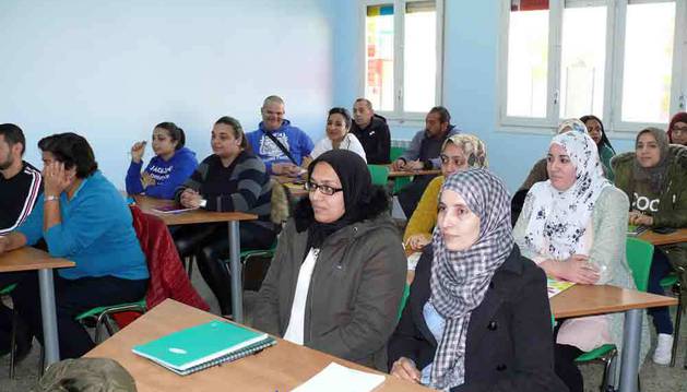 AUTORIDADES. Al acto de apertura del curso acudieron, de izquierda a derecha: Xabier Ibáñez (agente de Empleo y Desarrollo Local del Ayuntamiento de Cintruénigo); Margot Gil (profesora); Marta Rández (coordinadora del proyecto AgroAlhama); Raimundo Yanguas, Gorka García y Raquel Garbayo, alcaldes de Fitero, Corella y Cintruénigo, respectivamente; las profesoras jubiladas Carmen Virto y Rosa Montes; Begoña Urdiáin (directora de la Oficina de Empleo de Tudela), y Manuela Horrillo (responsable de la Mancomunidad de Servicios Sociales).