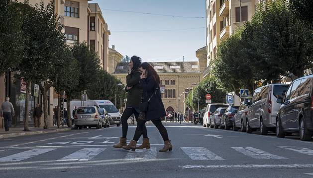 Foto de la segunda mitad de la calle San Andrés, abierta al tráfico y con un importante flujo de vehículos.