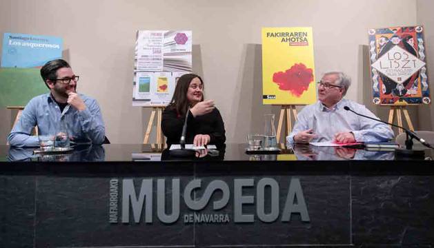 Desde la izquierda, Miguel Iglesias, Marta Martínez y Pablo Abarzuza. Detrás, los libros premiados.
