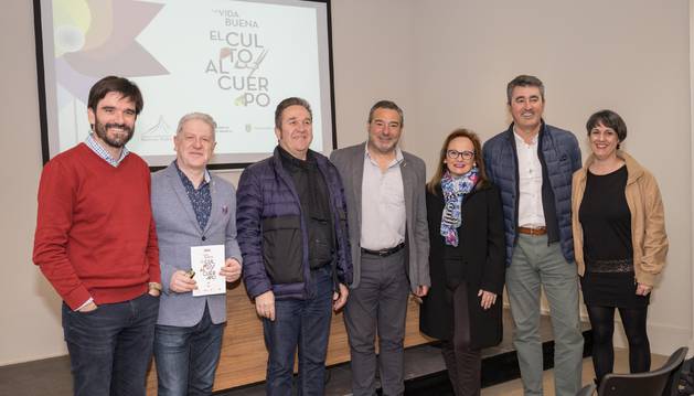 Foto de Eneko Larrarte Huguet, Javier Gómez Vidal, Pello Pellejero Goñi, José María Agramonte Aguirre, Ana Laura de Diego, Javier Hoyos García y Patricia Cueva Lázaro, durante la presentación del Encuentro La Vida Buena de Tudela.