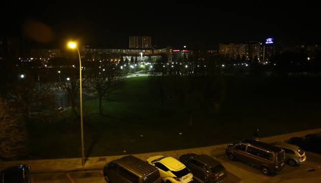 Foto de los vecinos del parque Yamaguchi demandan soluciones para poder atravesar por la zona ajardinada.