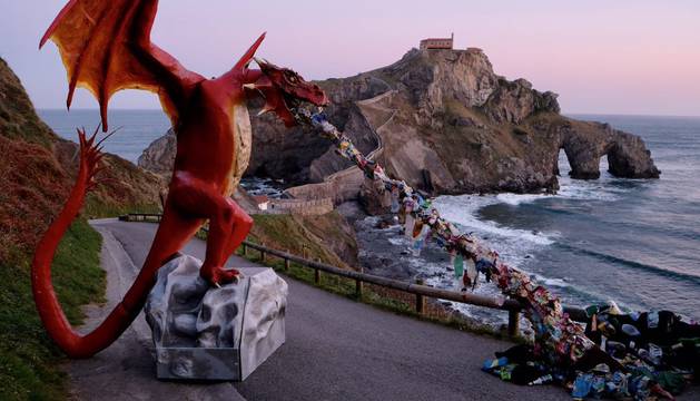 Greenpeace instala un dragón gigante que escupe basura en San Juan de Gaztelugatxe