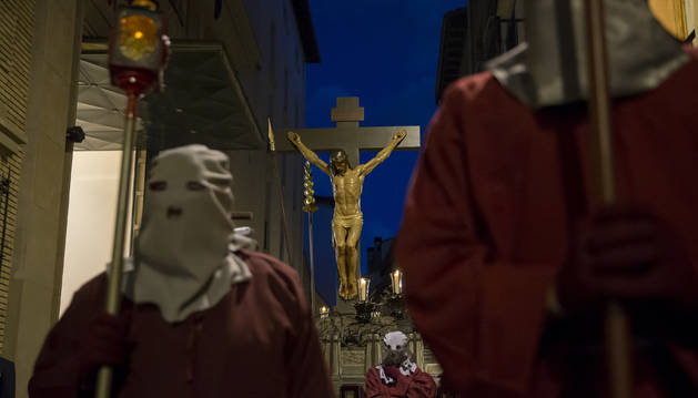 La figura en el momento de salir de la sede de la hermandad en la calle Dormitalería.