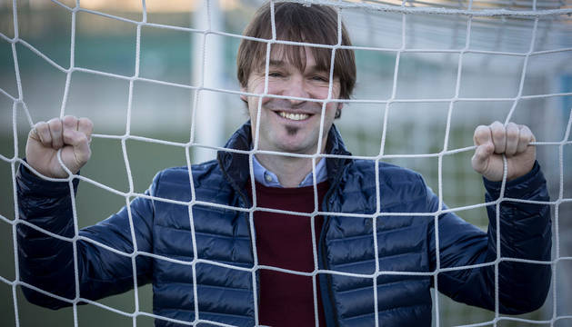 El exfutbolista Ibon Zurbano, en una de las redes de las porterías del campo de fútbol del Burladés, en Erripagaña.