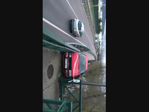 Vídeo del coche empotrado en el paseo del Arga.