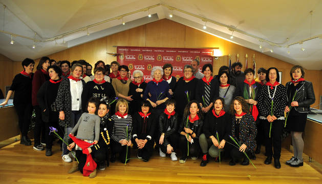 Las mujeres homenajeadas se fotografiaron juntas, con las autoridades municipales, concluido el homenaje que se les tributó.