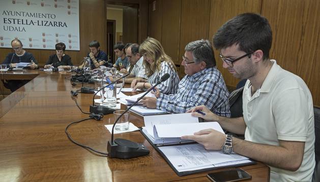 El edil de Hacienda, Pablo Ezcurra, en primer término en un pleno del Ayuntamiento de Estella.