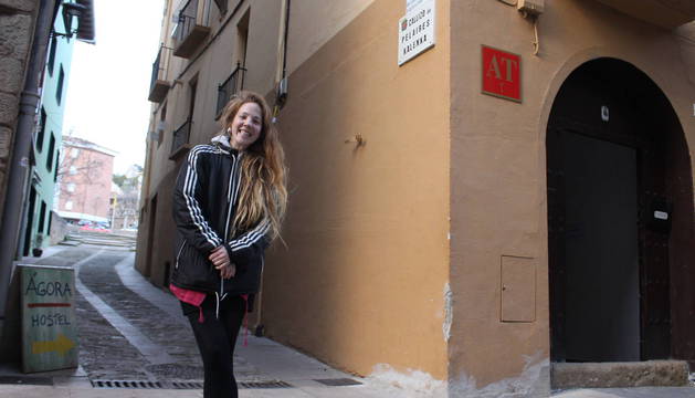 Junto a las placas. A la izquierda, María Araiz en el callizo de los Pelaires de Estella, una de las dos calles en las que se han colocado placas de cerámica en recuerdo de Blanca Cañas. Arriba, detalle de una de ellas -la otra está en Carpintería- con el texto en recuerdo de la benefactora.
