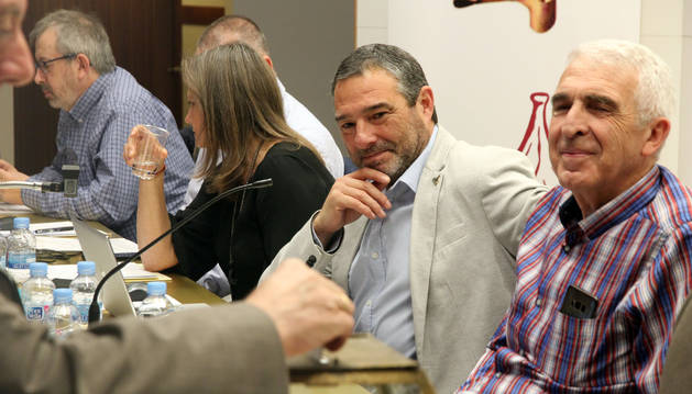 José Mari Agramonte, en el centro, observa cómo vota uno de los representantes de los congozantes.