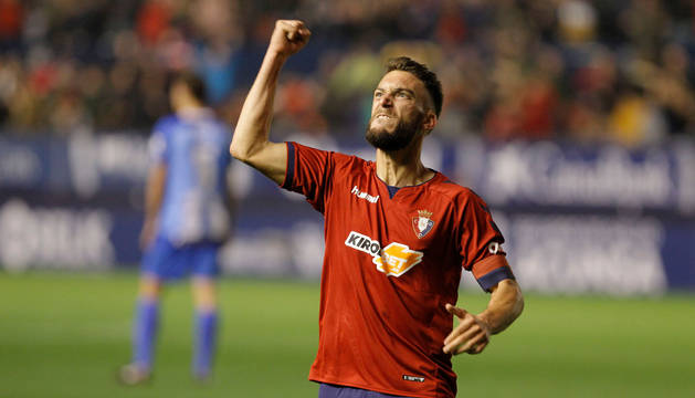 Roberto Torres celebra con rabia uno de los goles al Málaga en el partido de la primera vuelta.