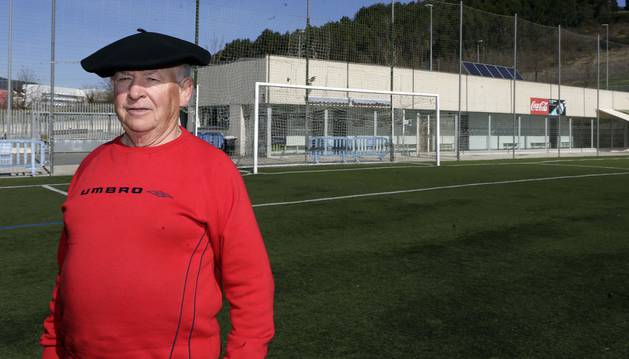 José Mari Gárriz Riezu, retratado el penúltimo día de febrero, en el campo de fútbol de Lezkairu.