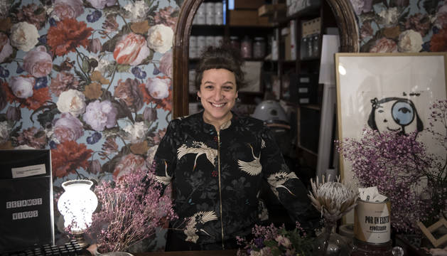 Mireia Arbizu, “Pitxu”, en la Objetería los días felices, su tienda y una extensión creativa de sí misma.