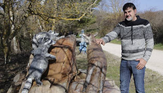Animales esculpidos en la raíz de un roble, obra de Ángel Illera, en la regata Iturralde de Lerga.