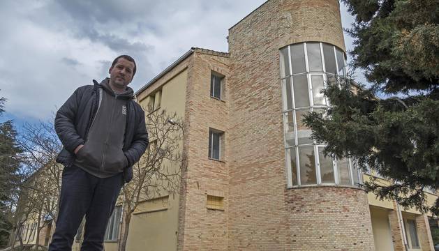 Iñaki Rifaterra Santamaría, en el exterior del ala del albergue Oncineda que albergó en su día el CAP.
