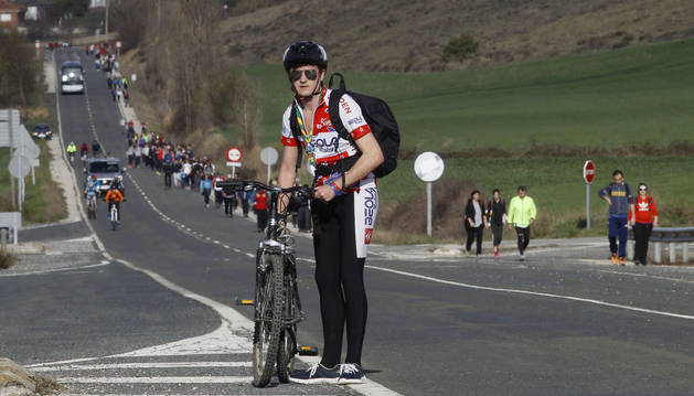 Iñigo Andueza, miembro del grupo scout La Vª Tropa, espera a sus compañeros en un cruce. Es el segundo año que hace la Javierada en bici.