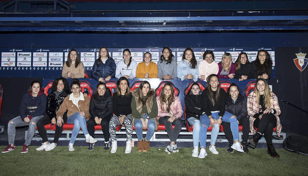 Las jugadoras de Osasuna Femenino, el pasado lunes por la tarde en El Sadar, sentadas en uno de los banquillos. Hoy jugarán en el estadio rojillo.