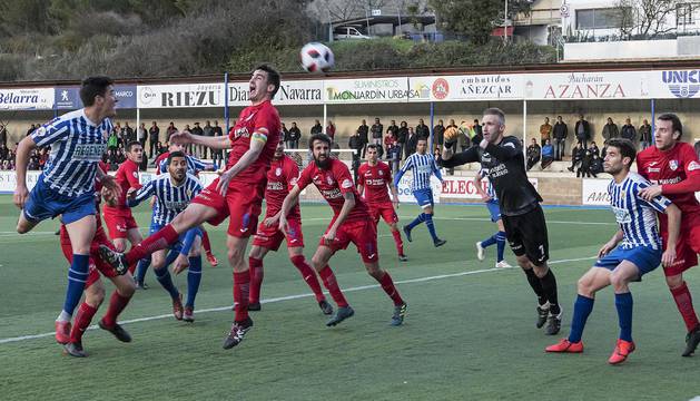 Gorka Laborda remata de cabeza un balón que termina en las manos del guardameta riojano, en la segunda parte del encuentro de ayer ante el Calahorra en Merkatondoa.