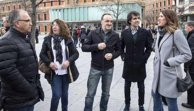 Desde la izquierda, Enrique Maya (UPN), Carmen Alba (PP), Javier Esparza (UPN), Ángel Ansa (UPN) y Ruth Goñi (Ciudadanos), este domingo en los prolegómenos del acto en memoria de las víctimas del terrorismo que tuvo lugar en la pamplonesa plaza de Baluarte.