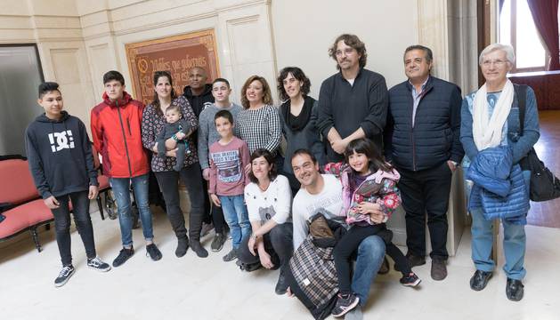 De izda.a dcha., Ismael Asrih Abata y Miguel Recasens Giganto (Skatepark); Patricia Pérez Jiménez con su hijo (ampliación del parque infantil del colegio Elvira España); Jason Quiñones y Matías Escribano Durana (gimnasio de boxeo y defensa personal); los ediles Silvia Cepas, Marisa Marqués y Daniel López; Pablo Viela Rodríguez (corredor verde de La Mejana); y Fabiola Barbarin Morras (acceso a la residencia torre Monreal). Agachados, Andrea Barral Lucas y Esteban Sanz Clemos, con sus hijos Guillermo y Victoria (Pump Track).