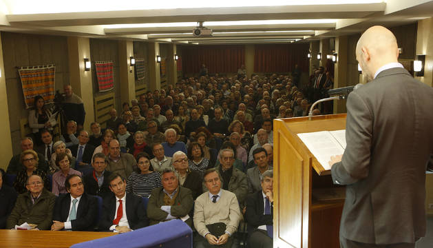 Cerca de 200 pesonas asistieron a la conferencia. En segunda fila, a la derecha, Eugenio Arraiza, consejero de Diario de Navarra, impulsor junto al Think Tank Civismo del ciclo 'Navarra en Libertad'