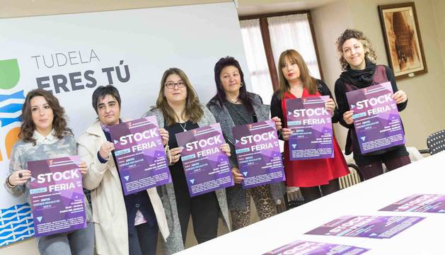 PRESENTACIÓN DE LA FERIA De izquierda a derecha, Raquel Oliver Calvo (Tudela Ciudad Comercial); Beatriz Blanco Ariza (Zona Comercial Barrio de Lourdes); la concejal de Comercio, Olga Risueño; Anabel García Lasala y Teresa Bermejo Villoslada (Tudela Ciudad Comercial); y Miren Burgos Casado (Malabaria) con los carteles que anuncian la Feria del Stock que se celebrará este domingo 17 de abril.