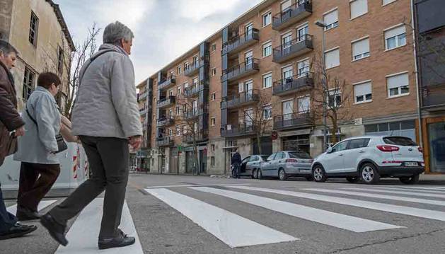 CALLE ARIETA. En esta calle del Sector B se estrenará el primer paso de cebra asimétrico de la ciudad. La denominada línea de detención, que se aprecia en la imagen, se adelantarán varios metros en varios sentidos para que los coches paren antes de alcanzar el lugar de paso.