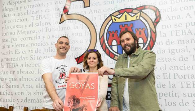 De izda. a dcha. los padres de Izan, Enrique Munilla y Mayra Gil, y el presidente de La Teba, Sergio Iturre.