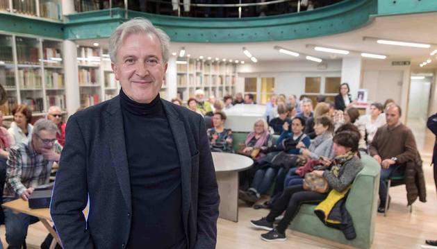 Emilio del Río, ayer, en el Club de Lectura de Diario de Navarra, al que acudió para presentar su libro Latín Lovers.