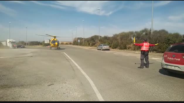 Helicóptero trasladando al herido en la N-121, en Caparroso
