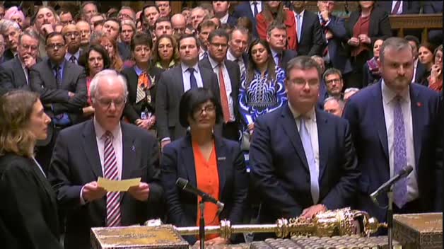 El Parlamento británico rechaza el acuerdo de May y asume el control del Brexit